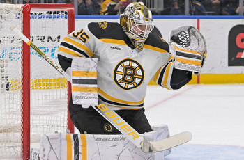 Blackhawks vs Bruins Picks, Predictions & Odds Tonight