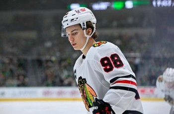 Blackhawks vs Rangers Picks, Predictions & Odds Tonight