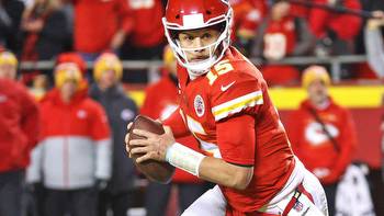 Chiefs vs. Raiders player props, odds, bets, Monday Night Football picks: Patrick Mahomes over 275.5 yards