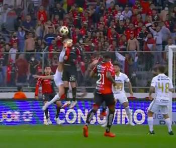 Defender brutally knocked unconscious after bicycle kick goes wrong in Liga MX clash
