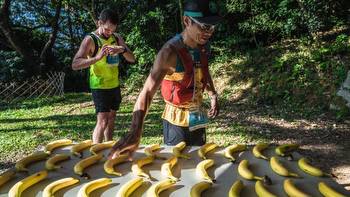 Hong Kong’s Bananas-Only Rule Shows Struggle to Exit Covid Curbs