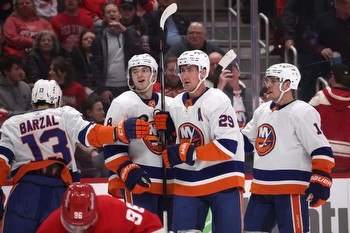 Islanders vs. Bruins prediction: NHL odds, picks Saturday
