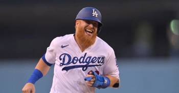 Justin Turner Customizes Cleats to Honor Vin Scully
