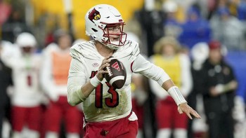 Louisville vs. Kentucky odds, props, predictions: Cardinals host in-state rivals with much on the line