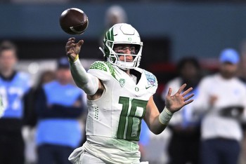 Oregon Ducks in top 15 of early 2023 college football rankings