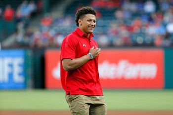 Patrick Mahomes picks a favorite for World Series: Who is he rooting for?