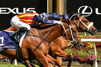 Star sprinters fight out Lightning Stakes finish