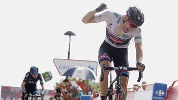 Terrific Tom Dumoulin denies Chris Froome to move back into red