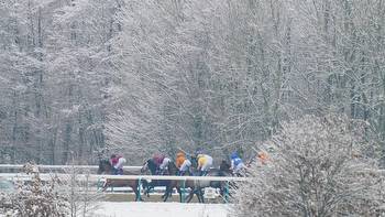Weather latest news: Which meetings are abandoned due to snow and frost?