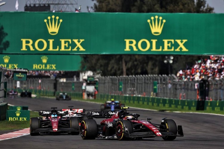 Zhou Guanyu, Alfa Romeo C43, Valtteri Bottas, Alfa Romeo C43