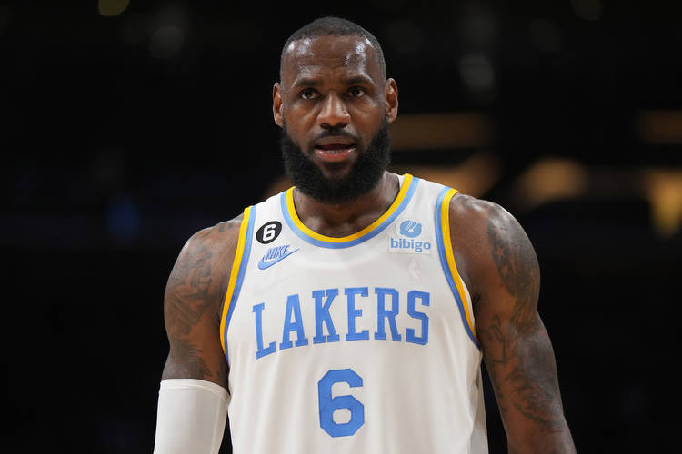 Lakers' playoff odds plunge following LeBron James injury update