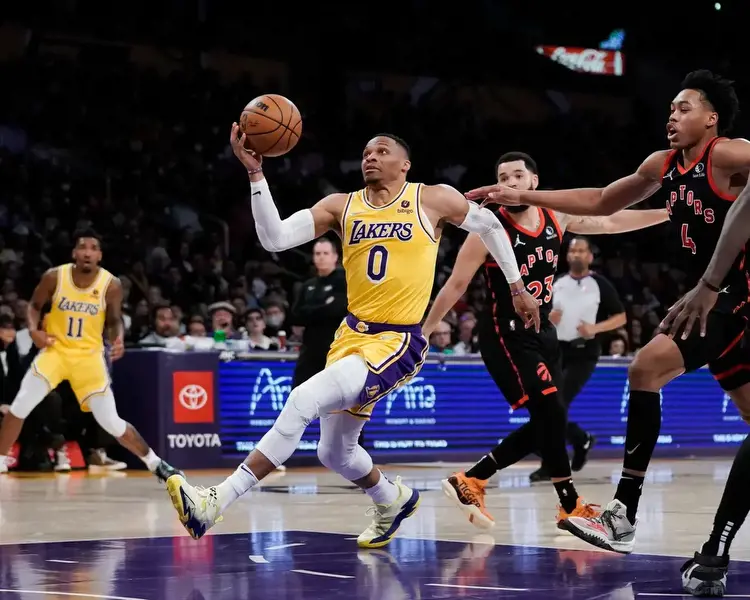 Lakers vs. Raptors picks and odds: Expect L.A. to score, even without Anthony Davis