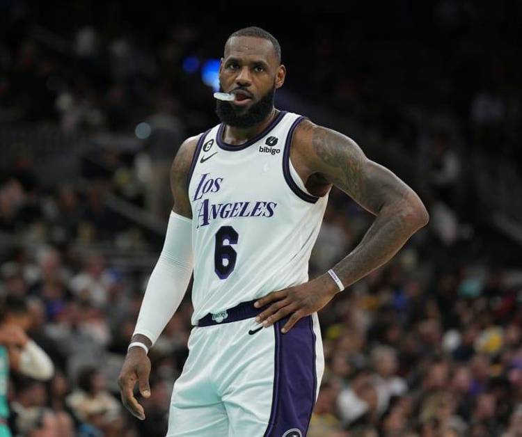 LeBron James says 'there's a strong possibility' he'll play vs. Spurs