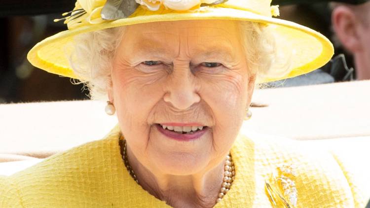 Royal Ascot: Betting suspended on the colour of the Queen's hat after Windsor punter stakes a grand on yellow