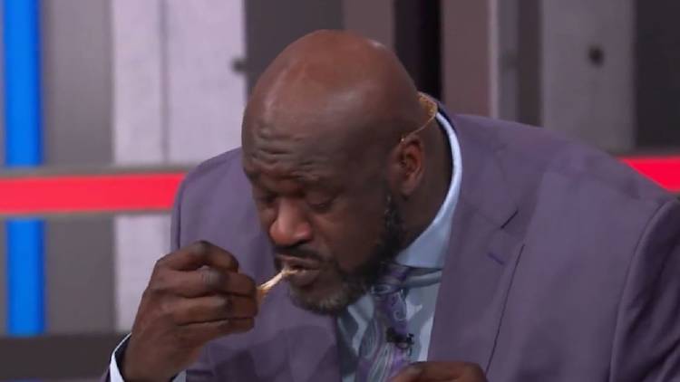 Shaq pays up on his frog bet after CFP title game