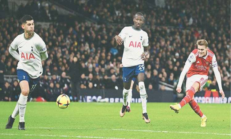 Arsenal sink Spurs to move eight clear